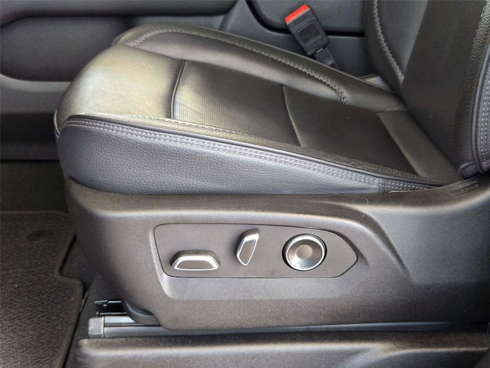Used 2025 GMC Yukon Denali RWD image 28