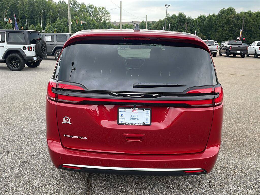 Used 2027 Chrysler Pacifica Select FWD image 4
