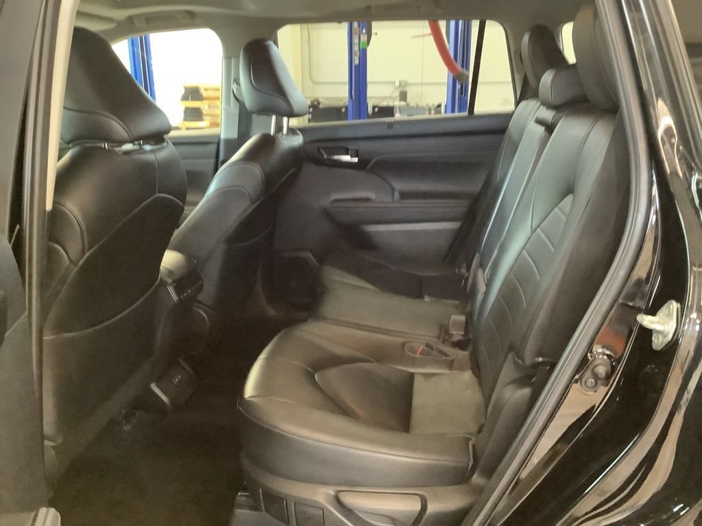 Used 2023 Toyota Highlander XLE AWD/4WD image 20