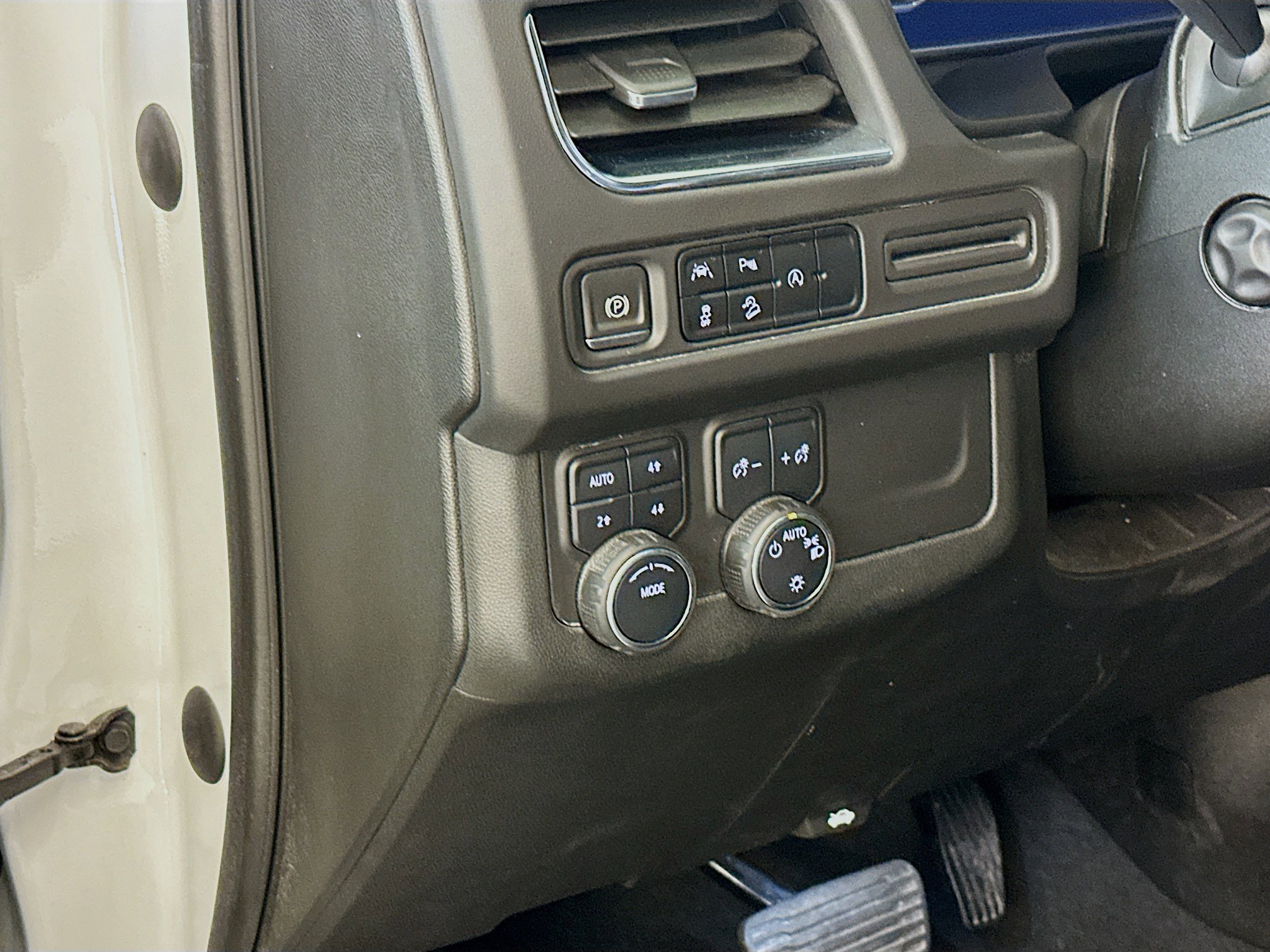 Used 2023 Chevrolet Suburban Premier image 17