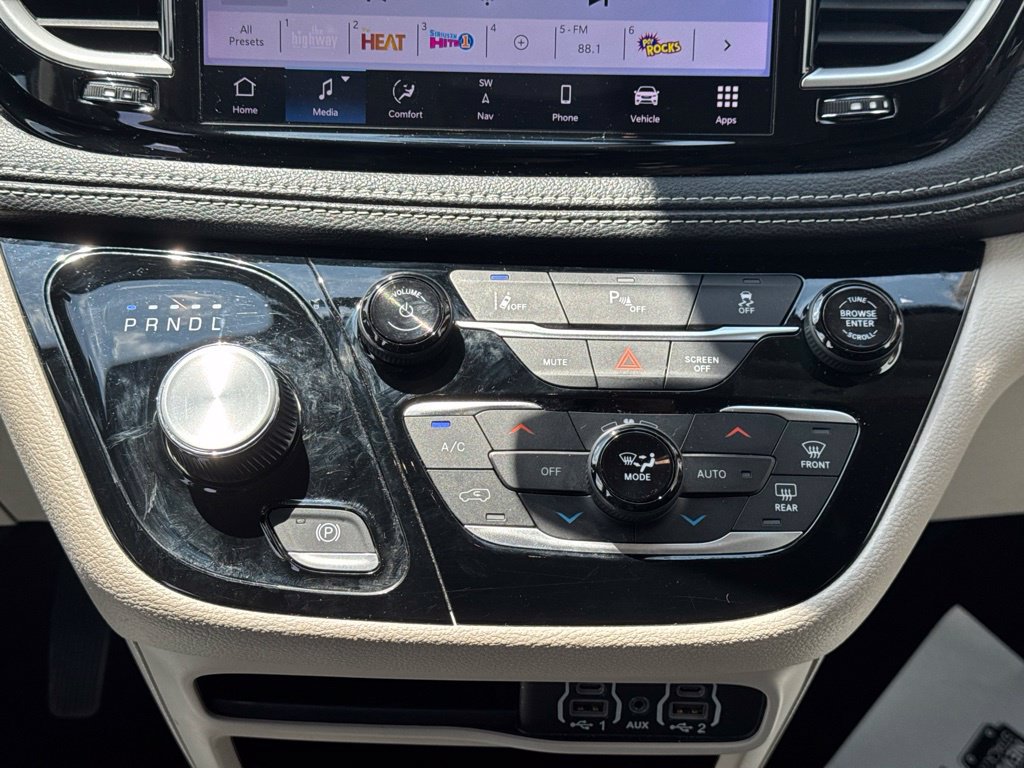 Used 2024 Chrysler Pacifica Limited FWD image 22