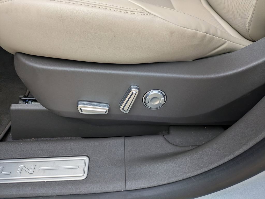 Used 2025 Lincoln Nautilus Premier image 8