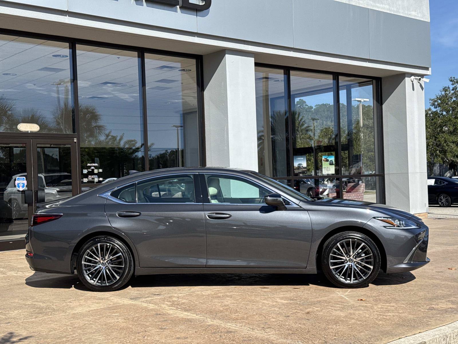 Certified 2025 Lexus ES 350 w/ Premium Package FWD image 2