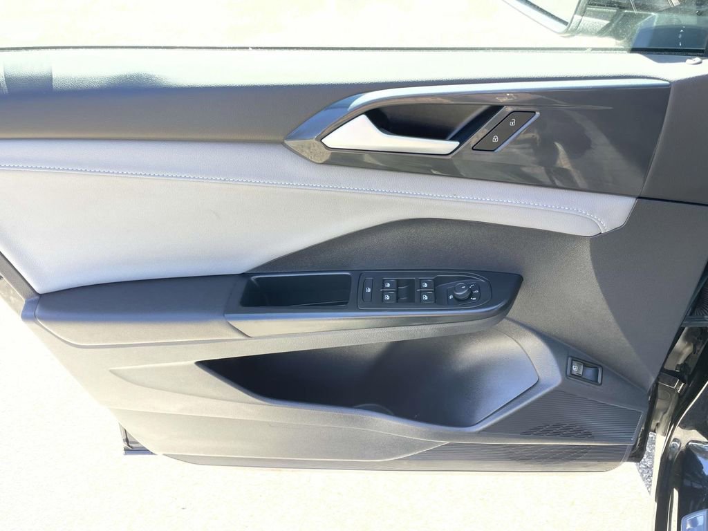 Used 2022 Volkswagen Taos SEL image 17