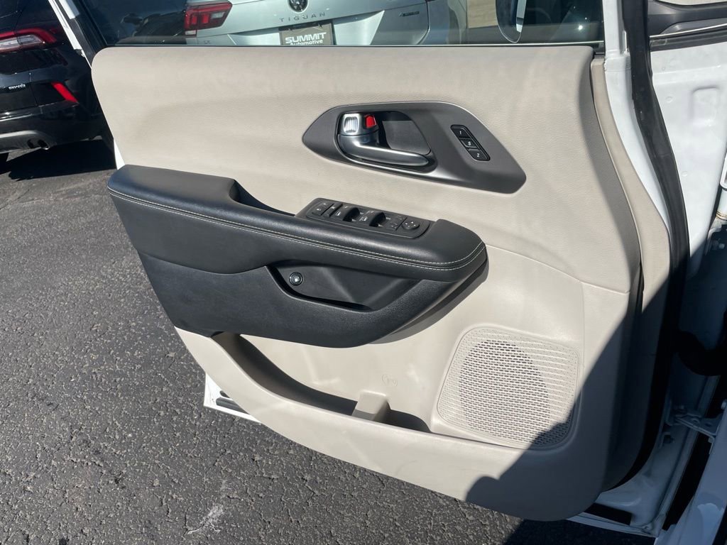 Used 2024 Chrysler Pacifica Select image 54