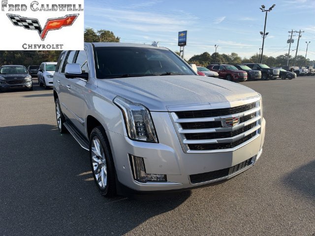 Used 2017 Cadillac Escalade Luxury AWD/4WD image 1