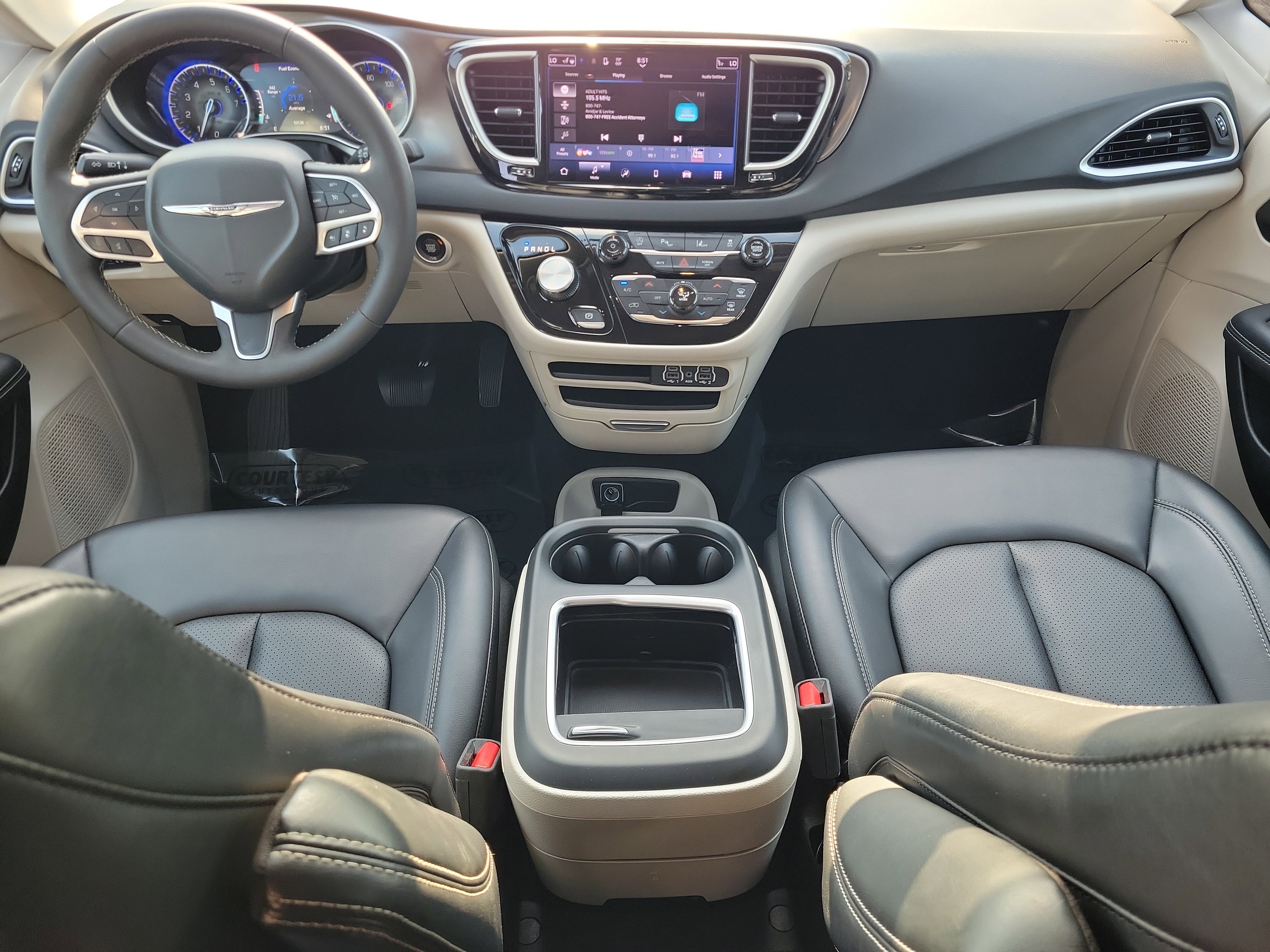 Used 2024 Chrysler Pacifica Touring-L image 16