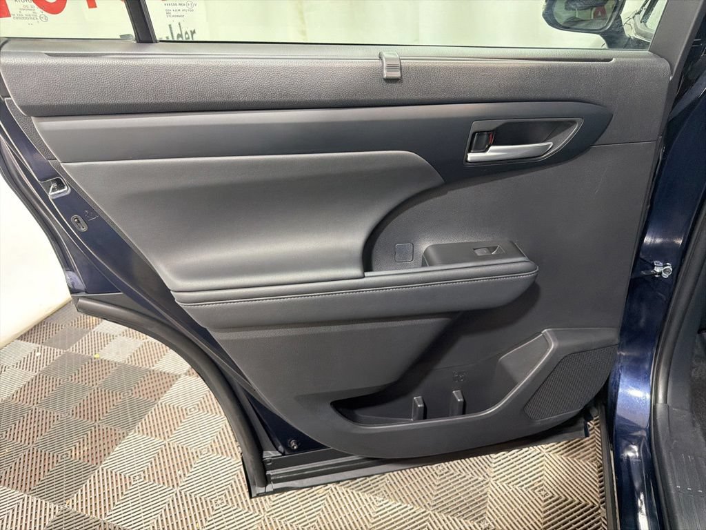 Used 2025 Toyota Highlander XSE AWD/4WD image 18