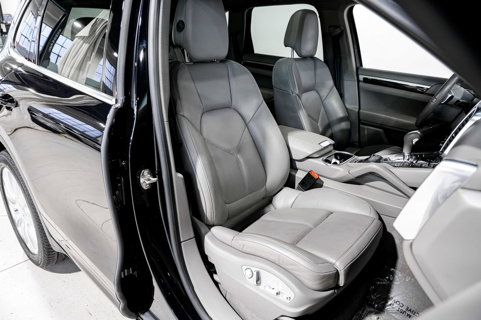 Used 2013 Porsche Cayenne Diesel AWD/4WD image 24
