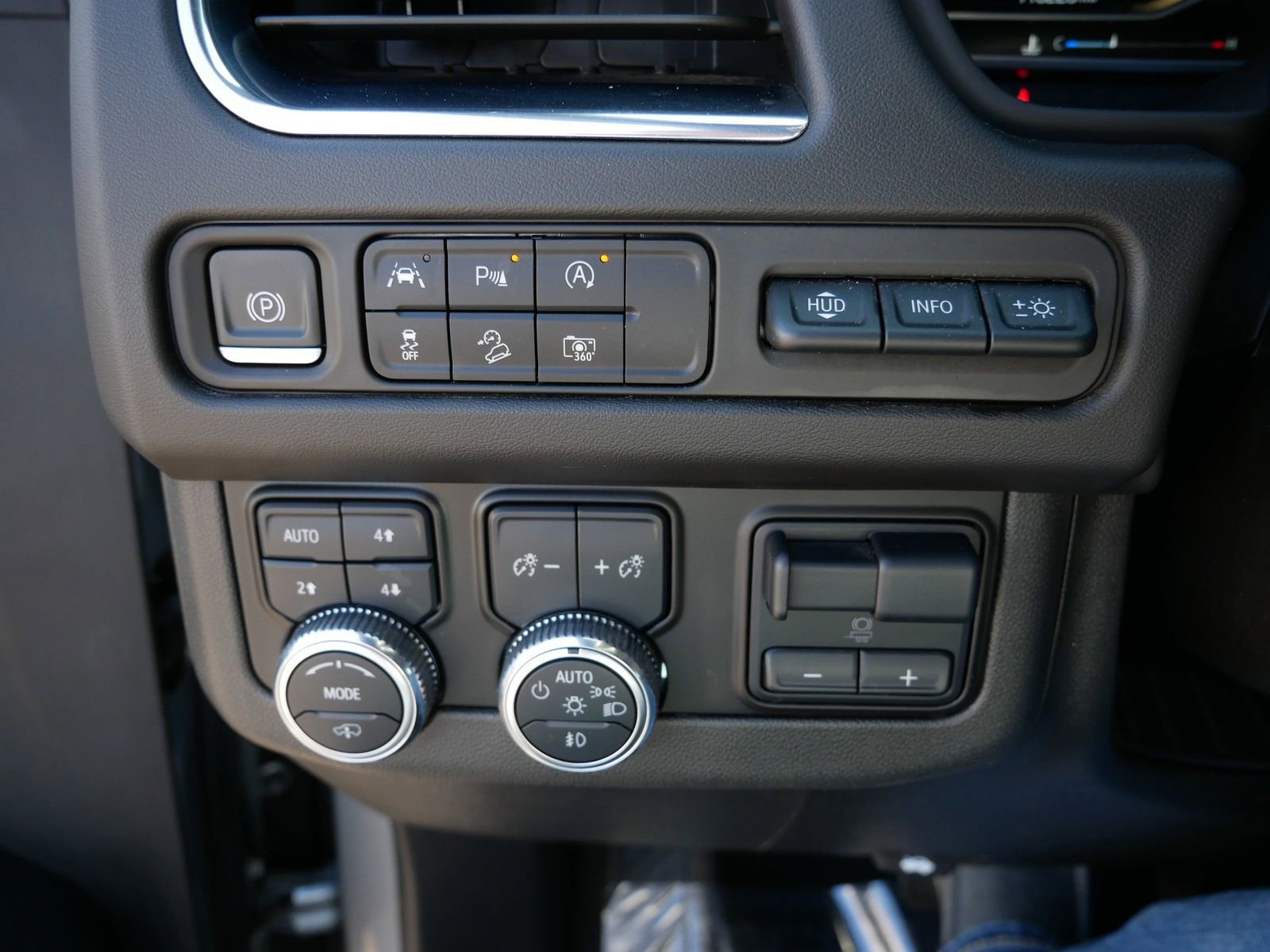 Used 2023 GMC Yukon XL AT4 w/ AT4 Premium Plus Package AWD/4WD image 29