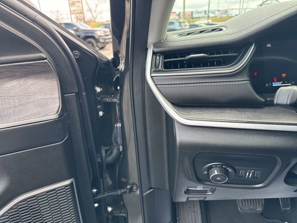 Used 2022 Jeep Grand Cherokee L Limited image 12