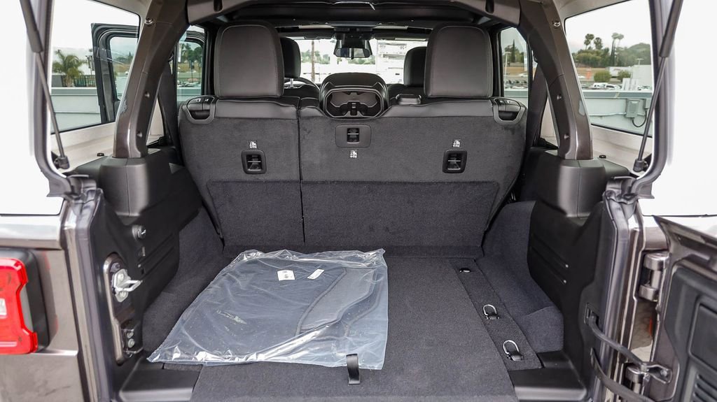New 2026 Jeep Wrangler Unlimited Rubicon w/ Whitecap Package AWD/4WD image 31