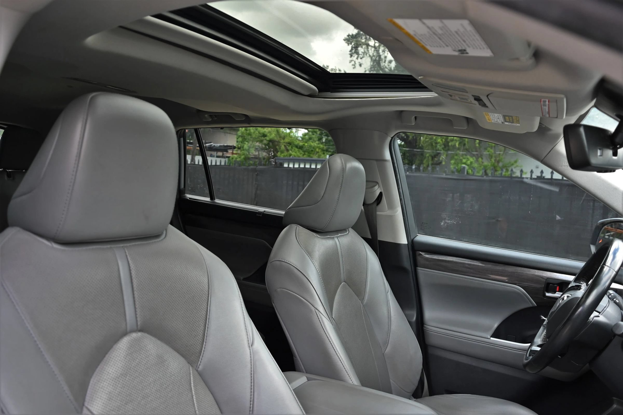 Used 2023 Toyota Highlander Limited FWD image 11