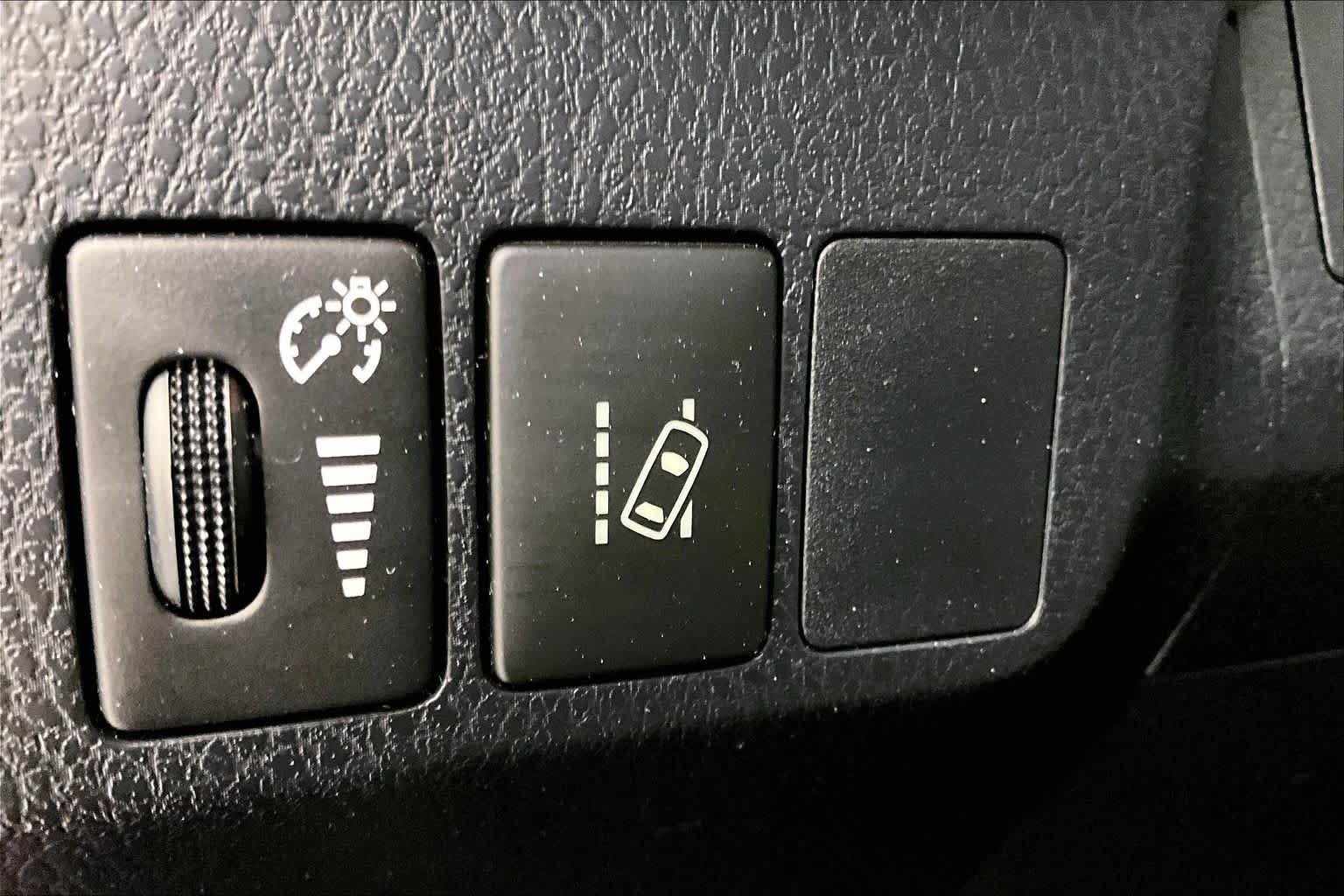 Used 2017 Toyota RAV4 XLE w/ Carpet Mat Package FWD image 33