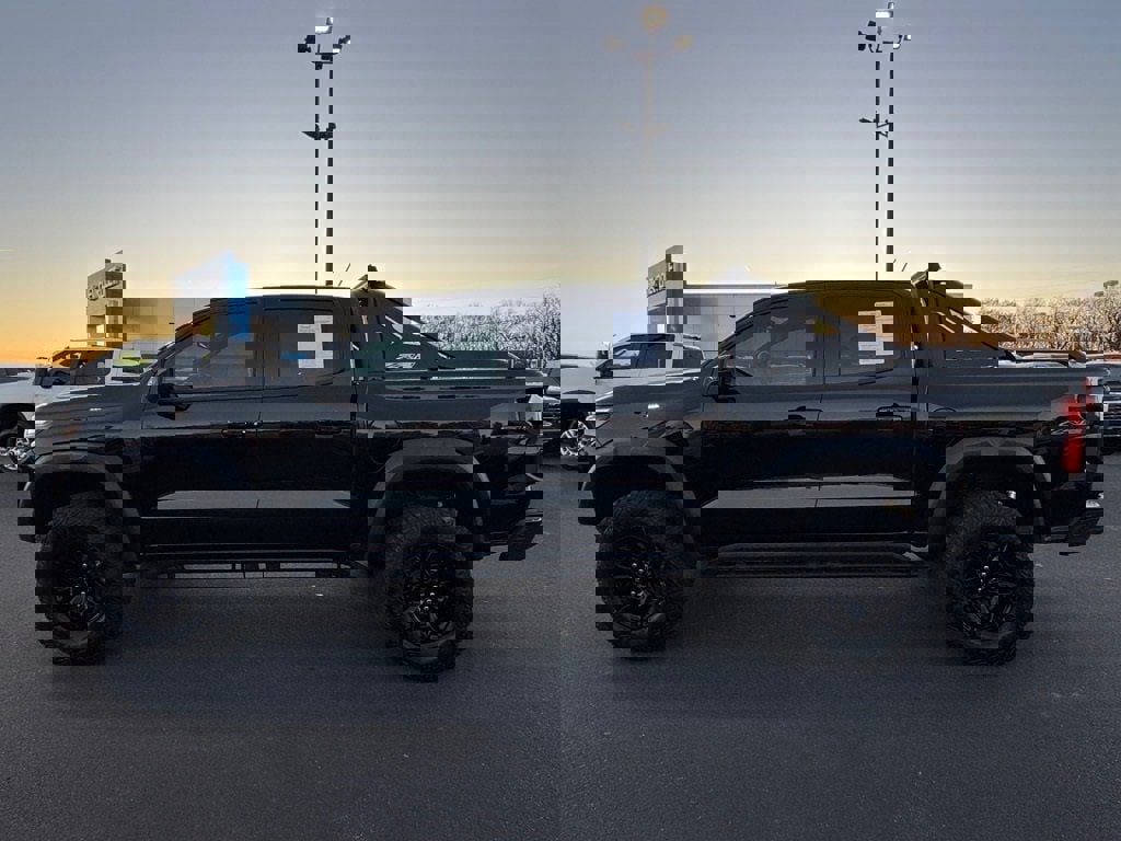 Used 2025 Chevrolet Colorado ZR2 w/ Midnight Edition image 6