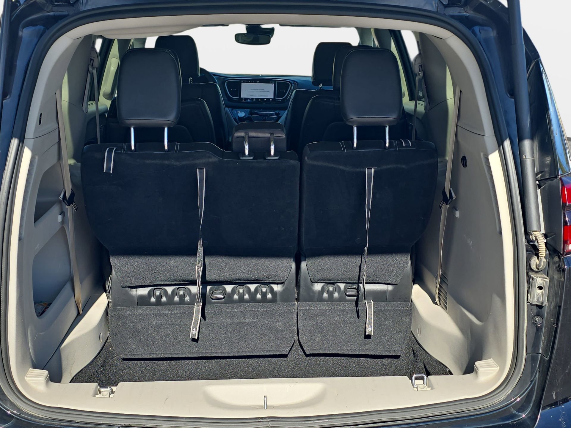 Used 2024 Chrysler Pacifica Touring-L image 12