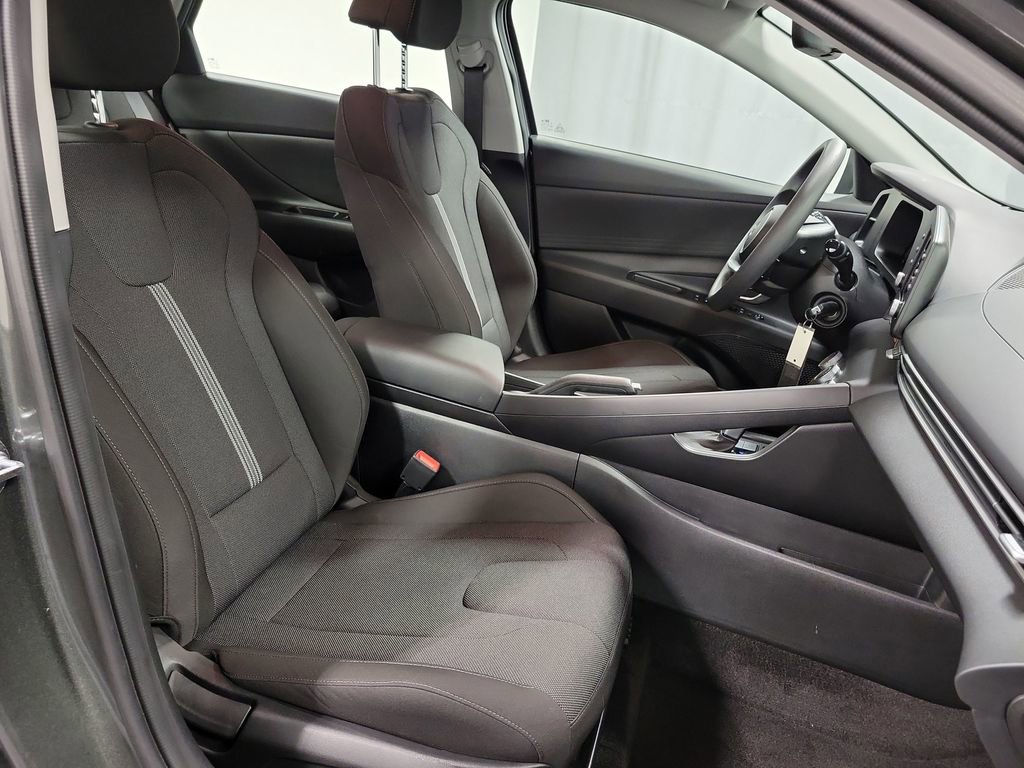 Used 2025 Hyundai Elantra SE image 24