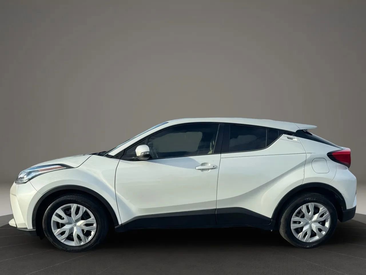 Used 2020 Toyota C-HR LE image 4