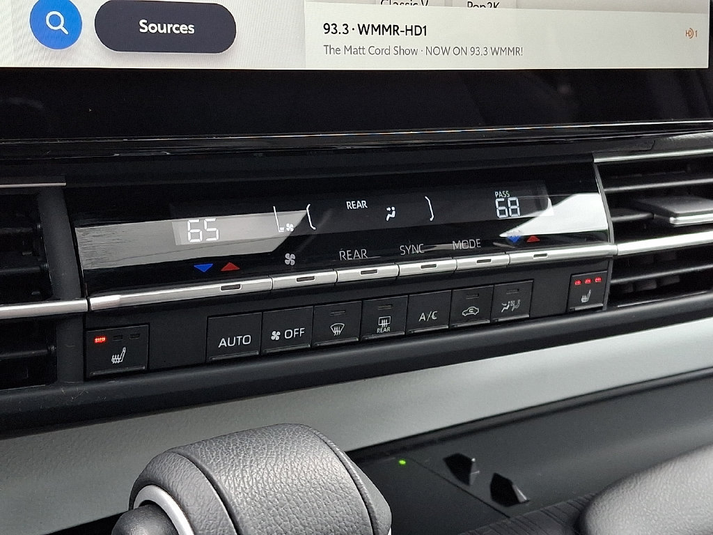 Used 2025 Toyota Sienna XLE FWD image 17