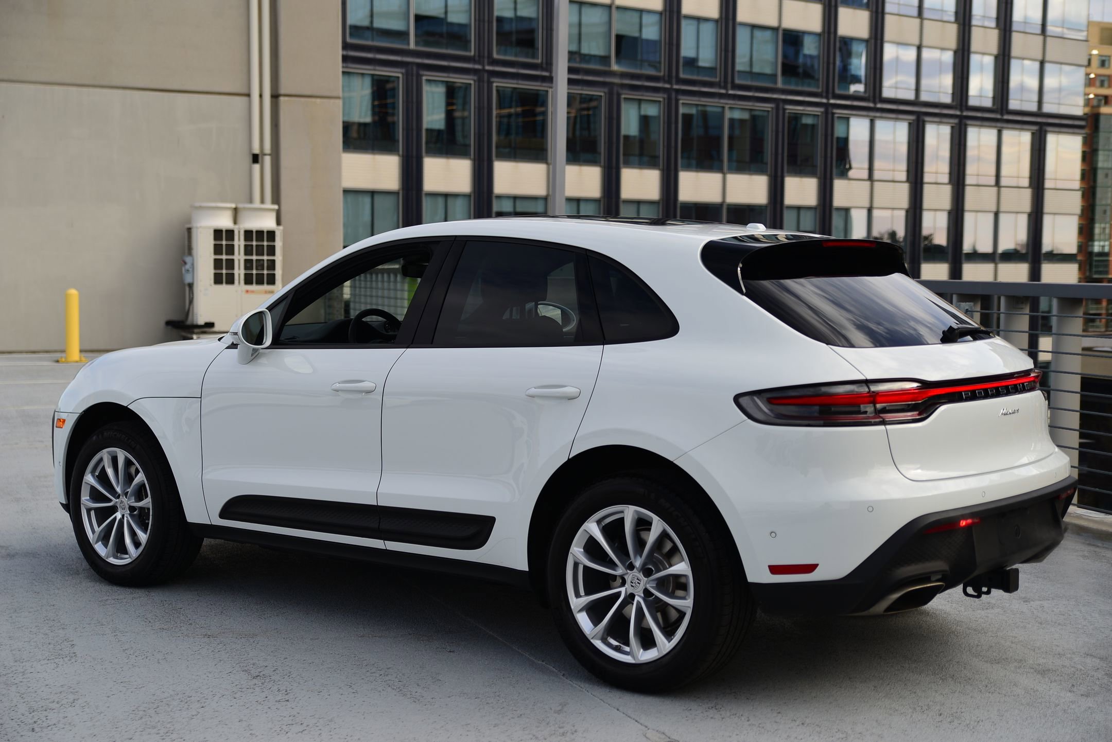 Certified 2025 Porsche Macan image 3