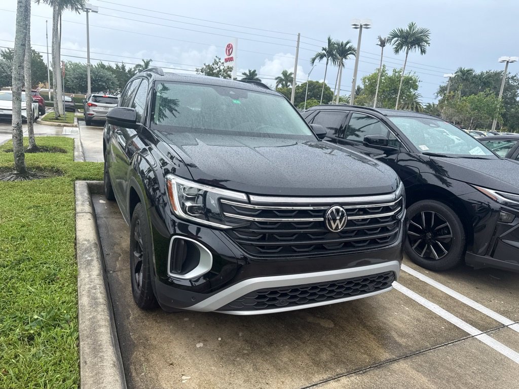 Used 2024 Volkswagen Atlas Peak Edition SE AWD/4WD image 2