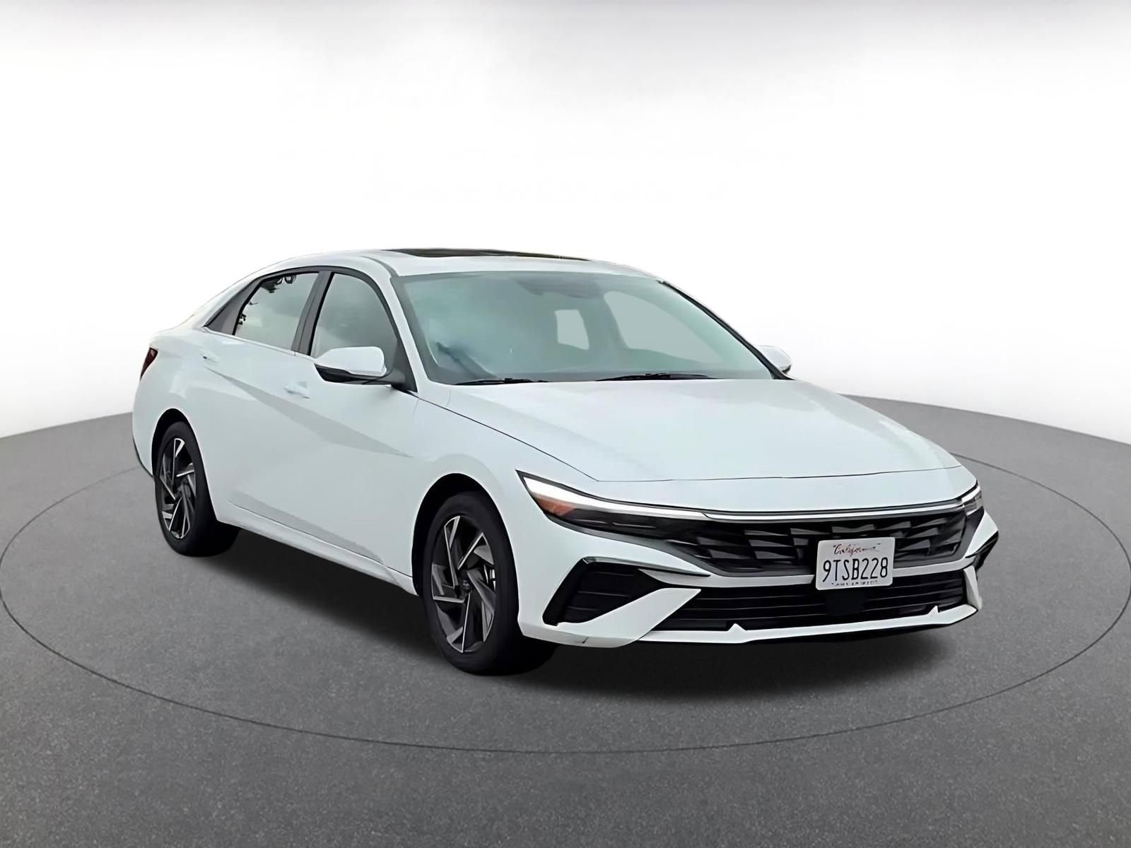 Used 2025 Hyundai Elantra Limited image 3