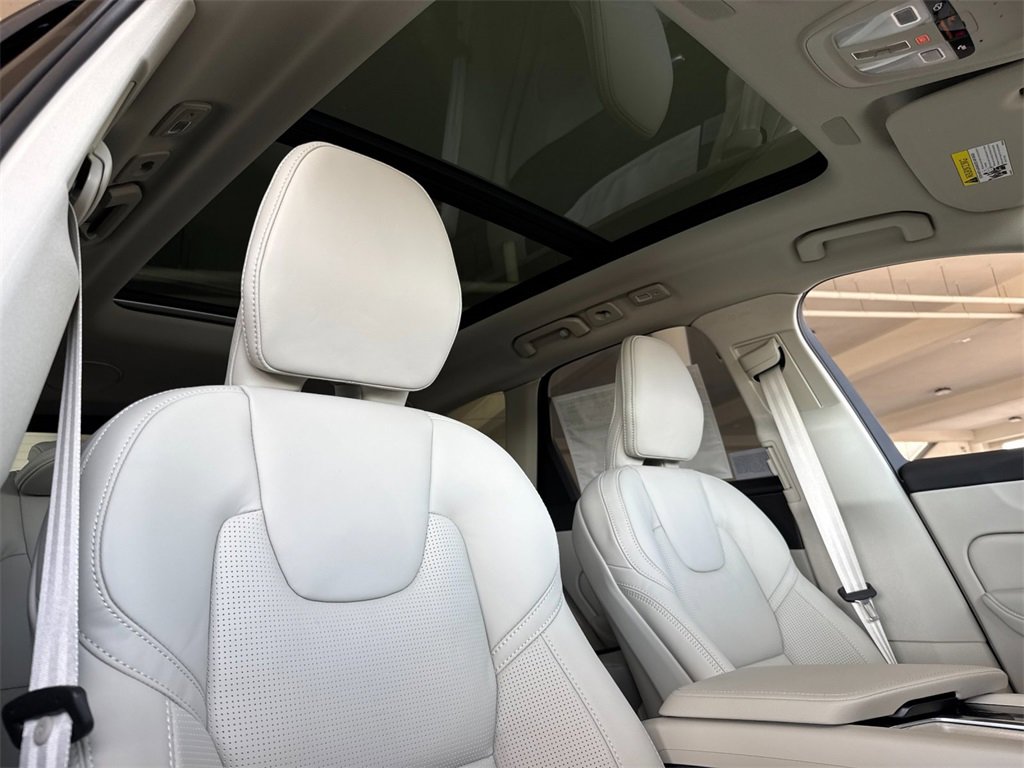 New 2026 Volvo XC60 B5 Ultra w/ Climate Package PRO image 16