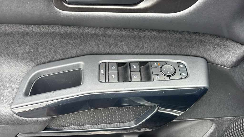 Used 2025 Nissan Pathfinder SV AWD/4WD image 13