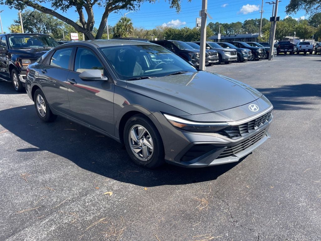 Used 2025 Hyundai Elantra SE FWD image 7