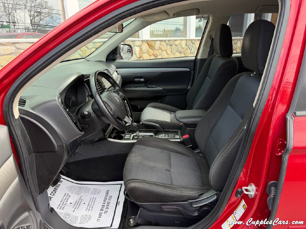 Used 2017 Mitsubishi Outlander ES AWD/4WD image 4