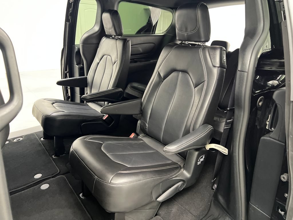 Used 2025 Chrysler Pacifica Select FWD image 16