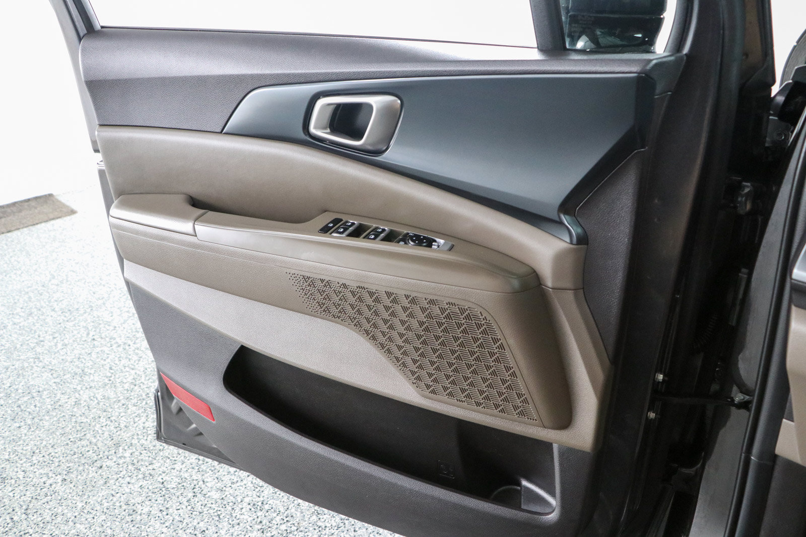 Used 2025 Kia Carnival FWD image 22
