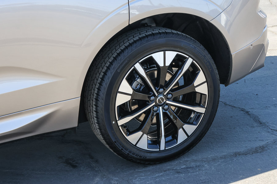 New 2027 Volvo XC60 B5 Plus AWD/4WD image 8