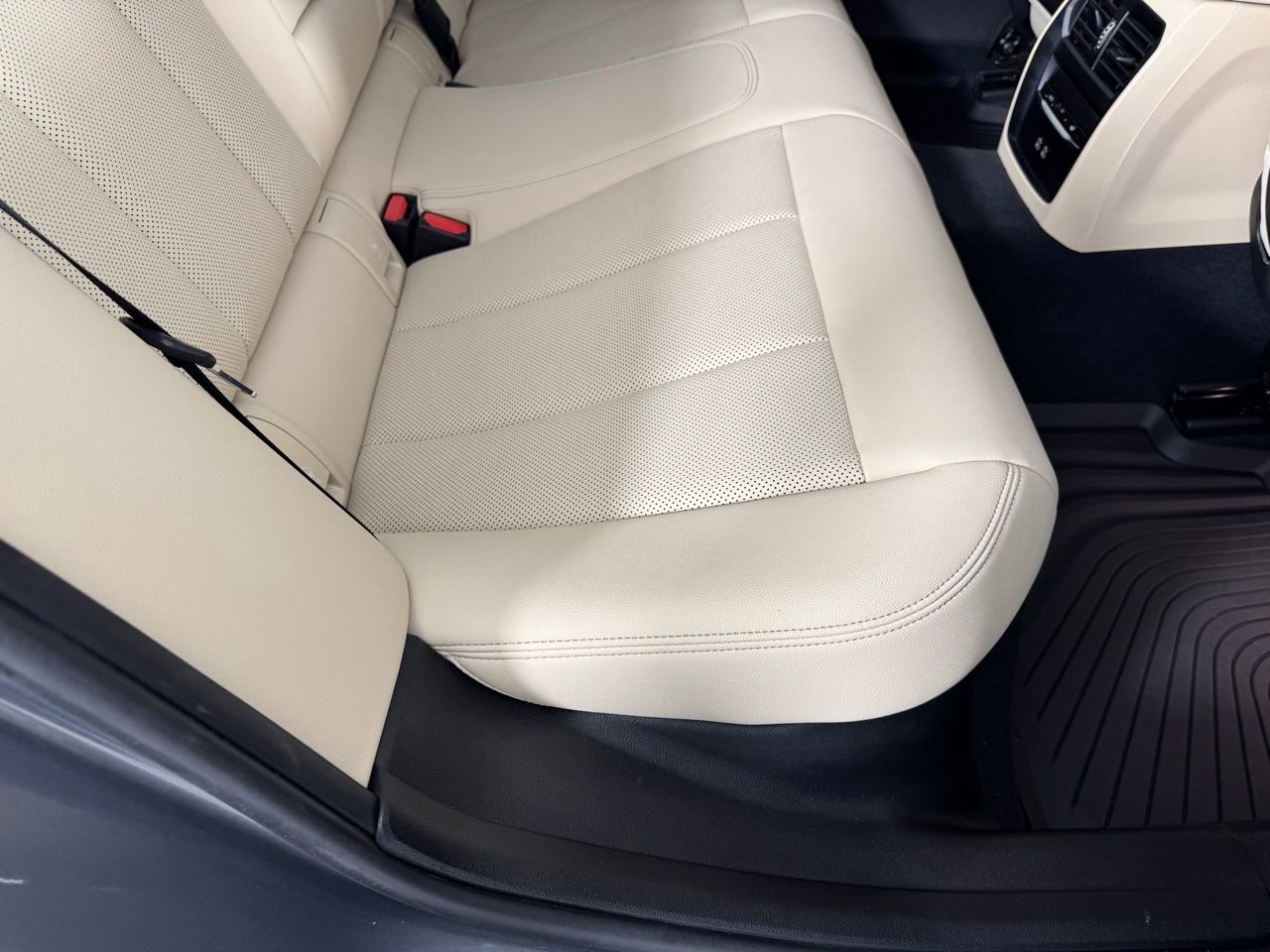 Used 2024 BMW 330i xDrive Sedan w/ Convenience Package image 27