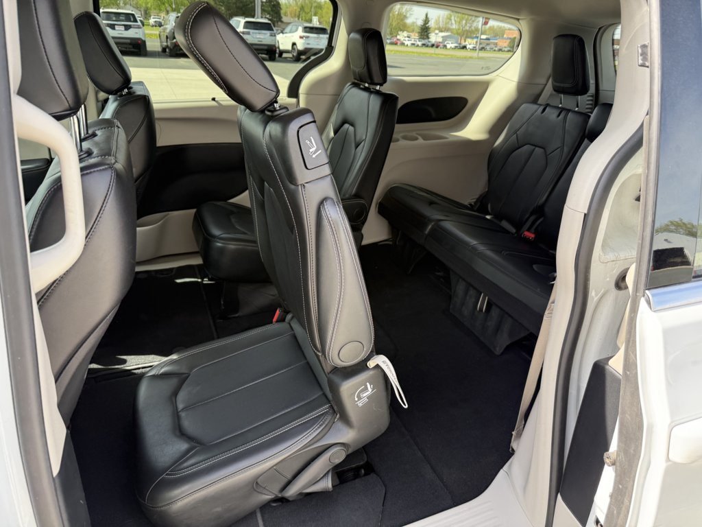 Used 2024 Chrysler Pacifica Touring-L FWD image 15