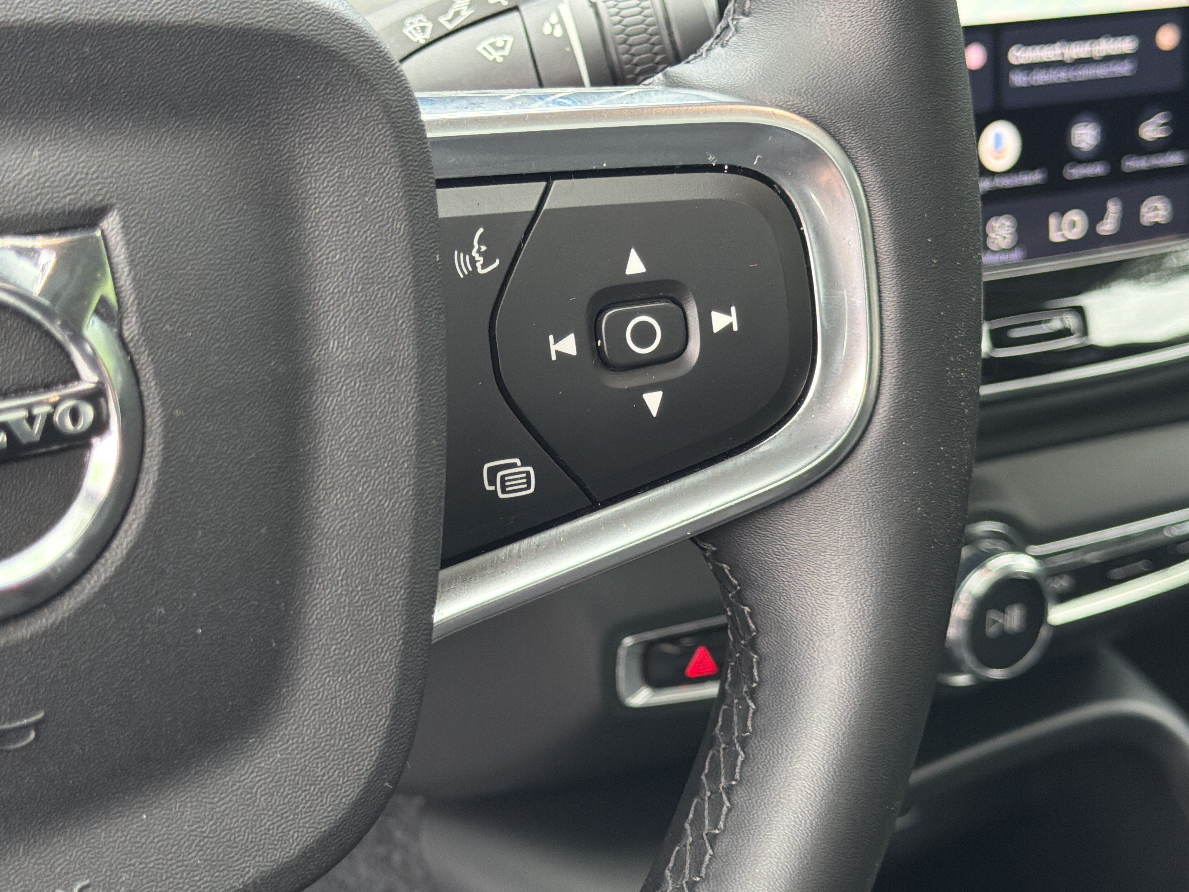 Certified 2026 Volvo XC40 B5 Plus AWD/4WD image 20