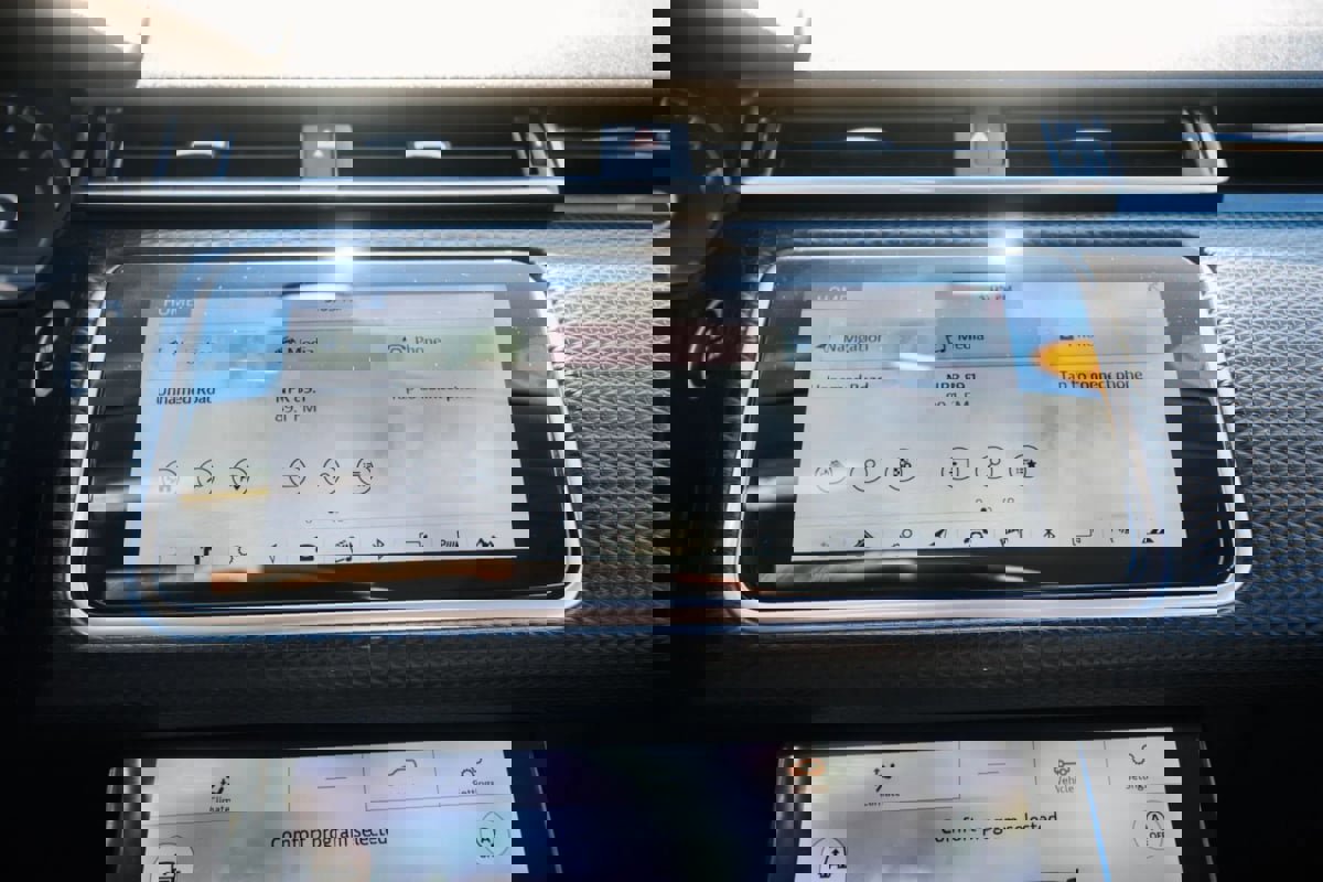 Used 2019 Land Rover Range Rover Velar S image 36