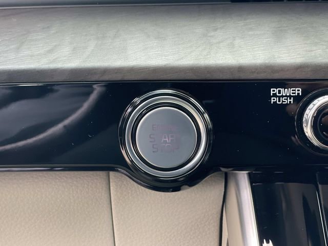 Used 2024 Kia Carnival EX image 16