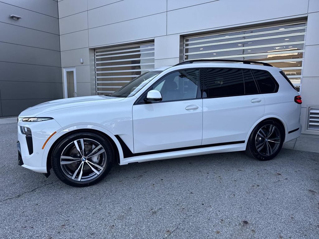 Used 2026 BMW X7 xDrive40i w/ M Sport Package AWD/4WD image 3