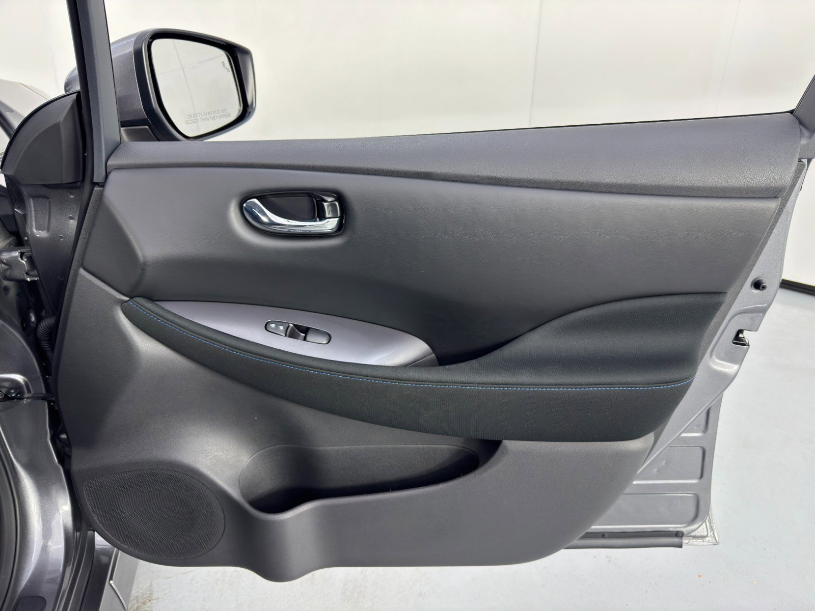 Used 2025 Nissan Leaf S image 37