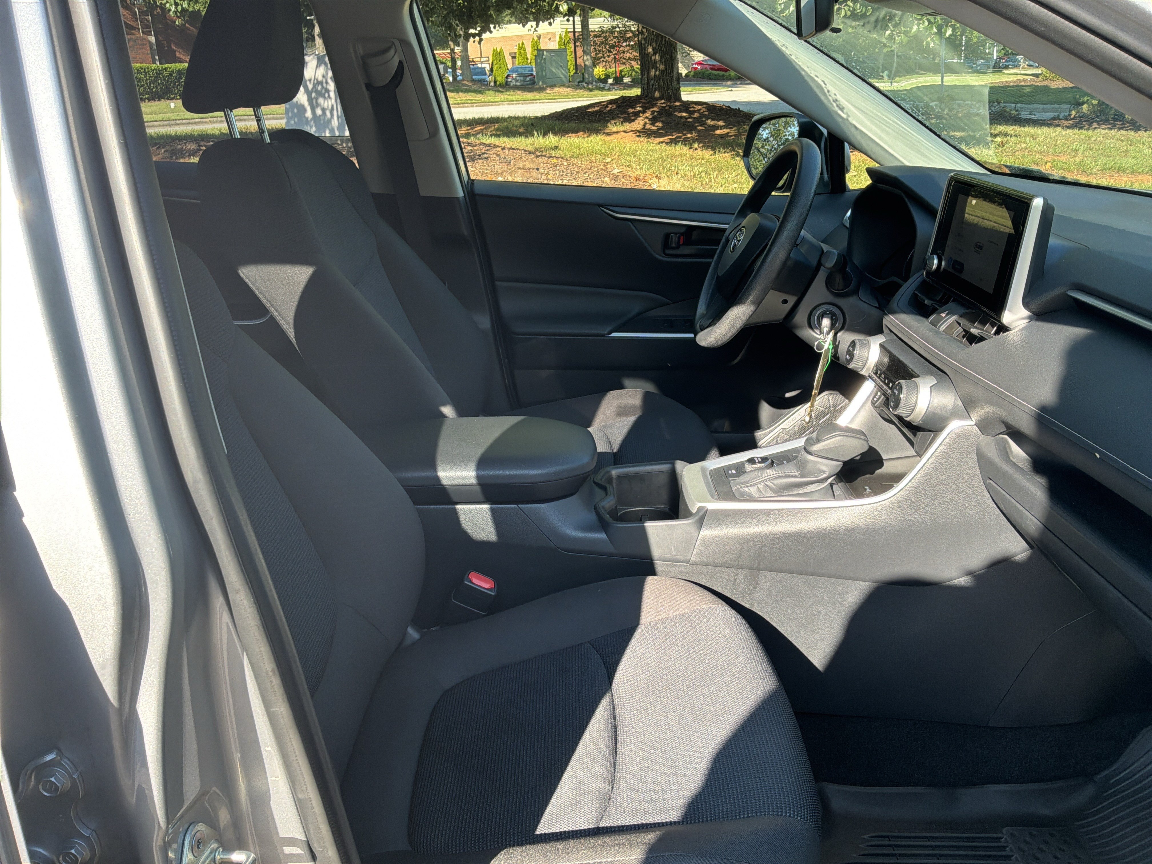 Used 2025 Toyota RAV4 LE AWD/4WD image 32