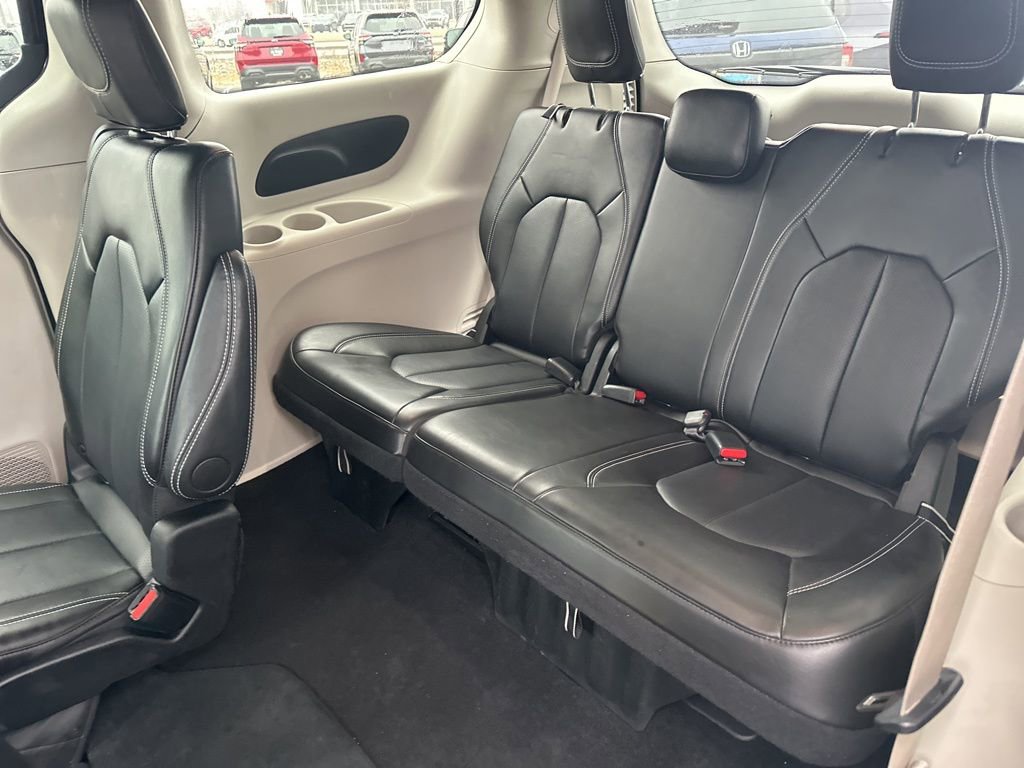 Used 2024 Chrysler Pacifica Touring-L image 26