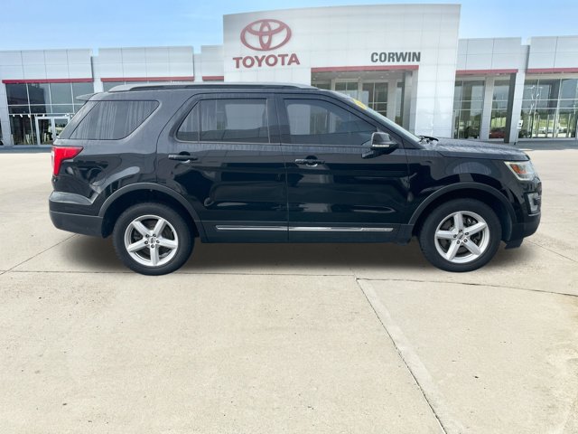 Used 2017 Ford Explorer XLT AWD/4WD image 6