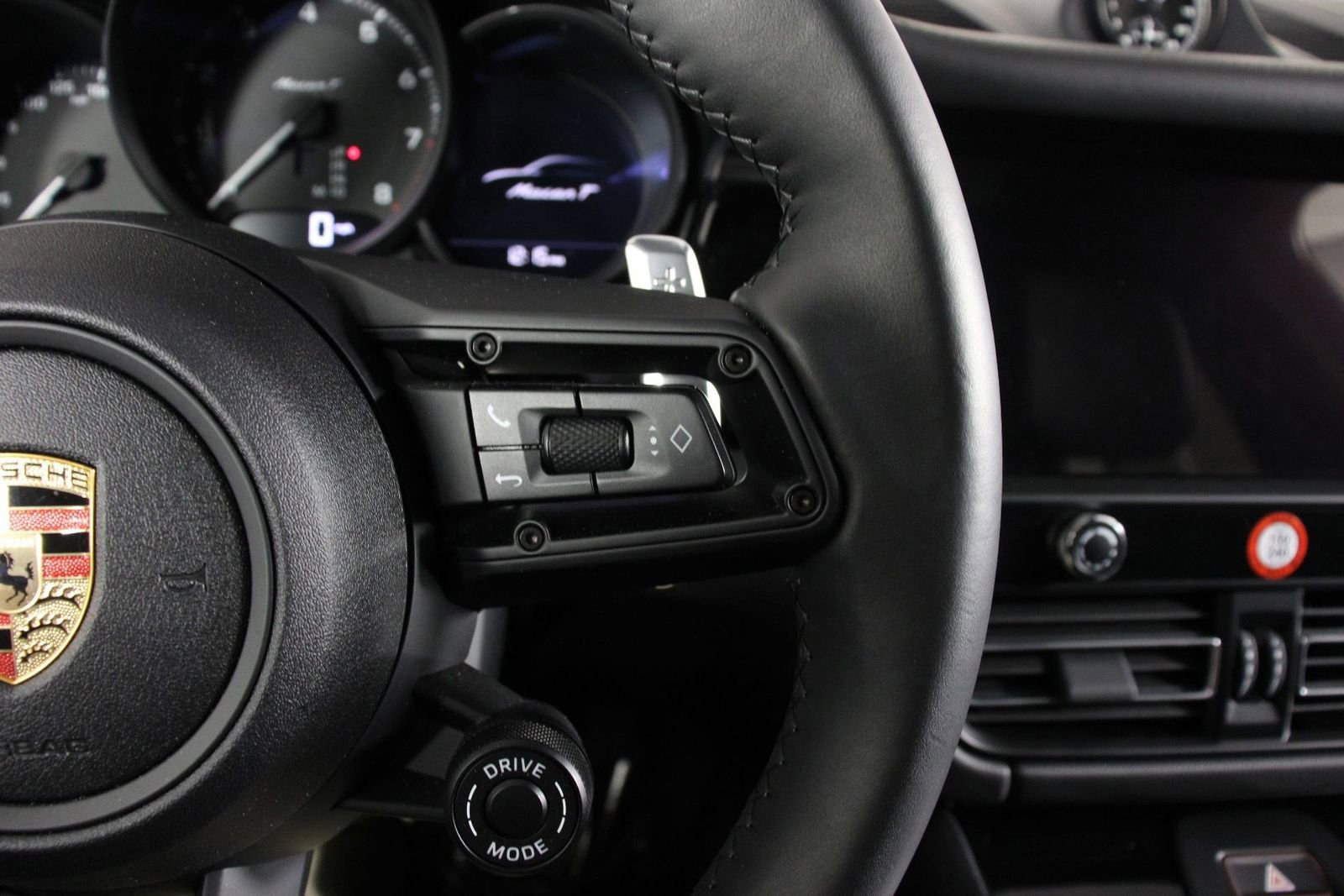 Certified 2025 Porsche Macan Turbo image 15