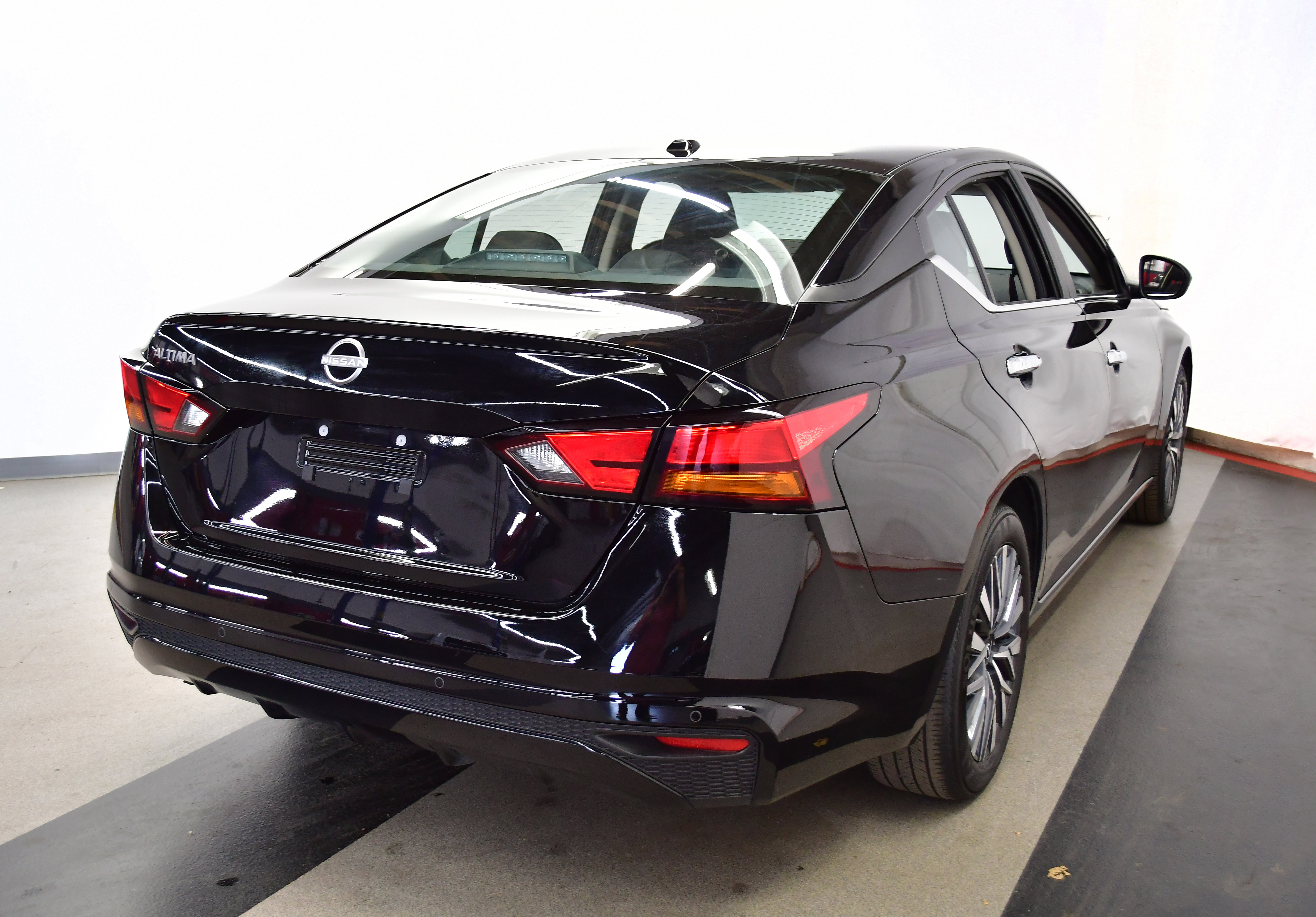 Used 2025 Nissan Altima 2.5 SV FWD image 7