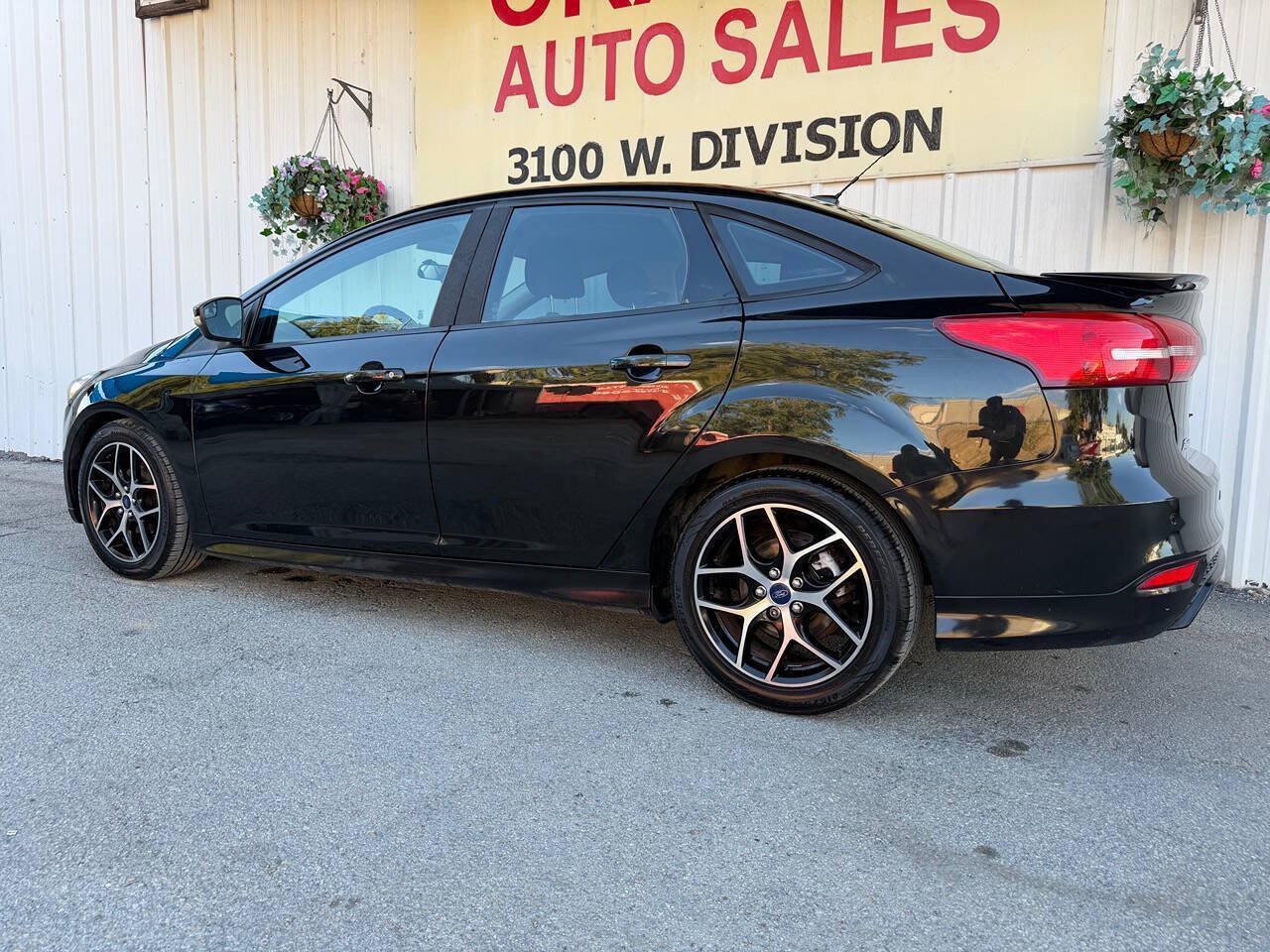 Used 2015 Ford Focus SE w/ SE Sport Package FWD image 9