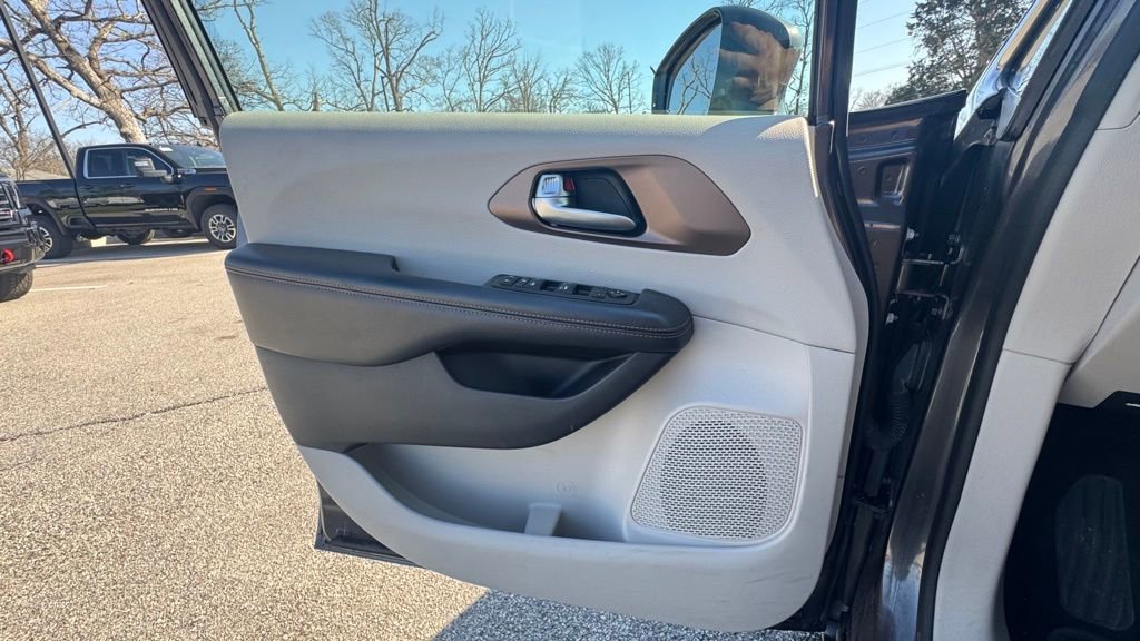 Used 2019 Chrysler Pacifica Touring-L image 17