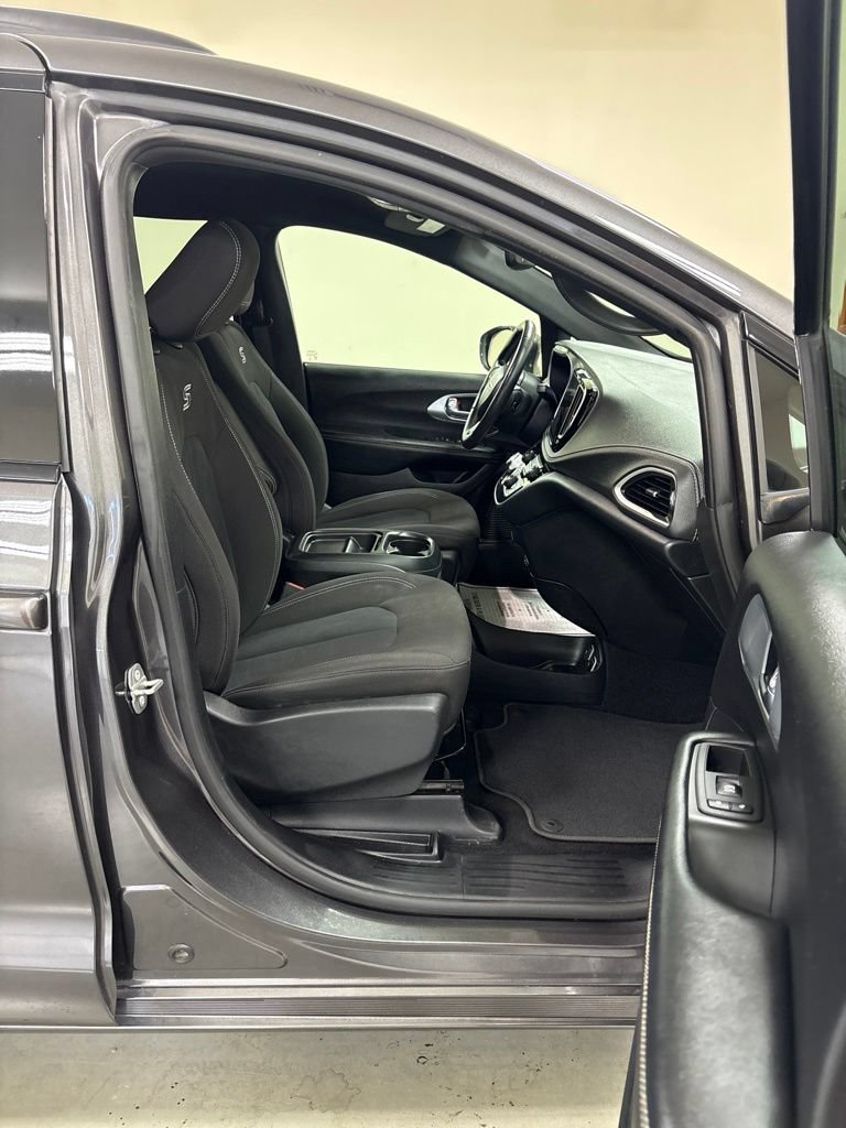 Used 2021 Chrysler Pacifica Touring w/ S Appearance Package FWD image 25