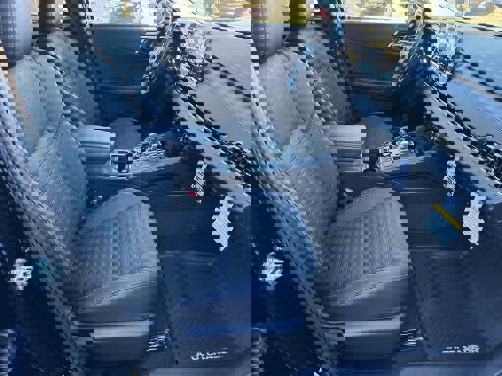 New 2025 Mitsubishi Outlander SE image 24