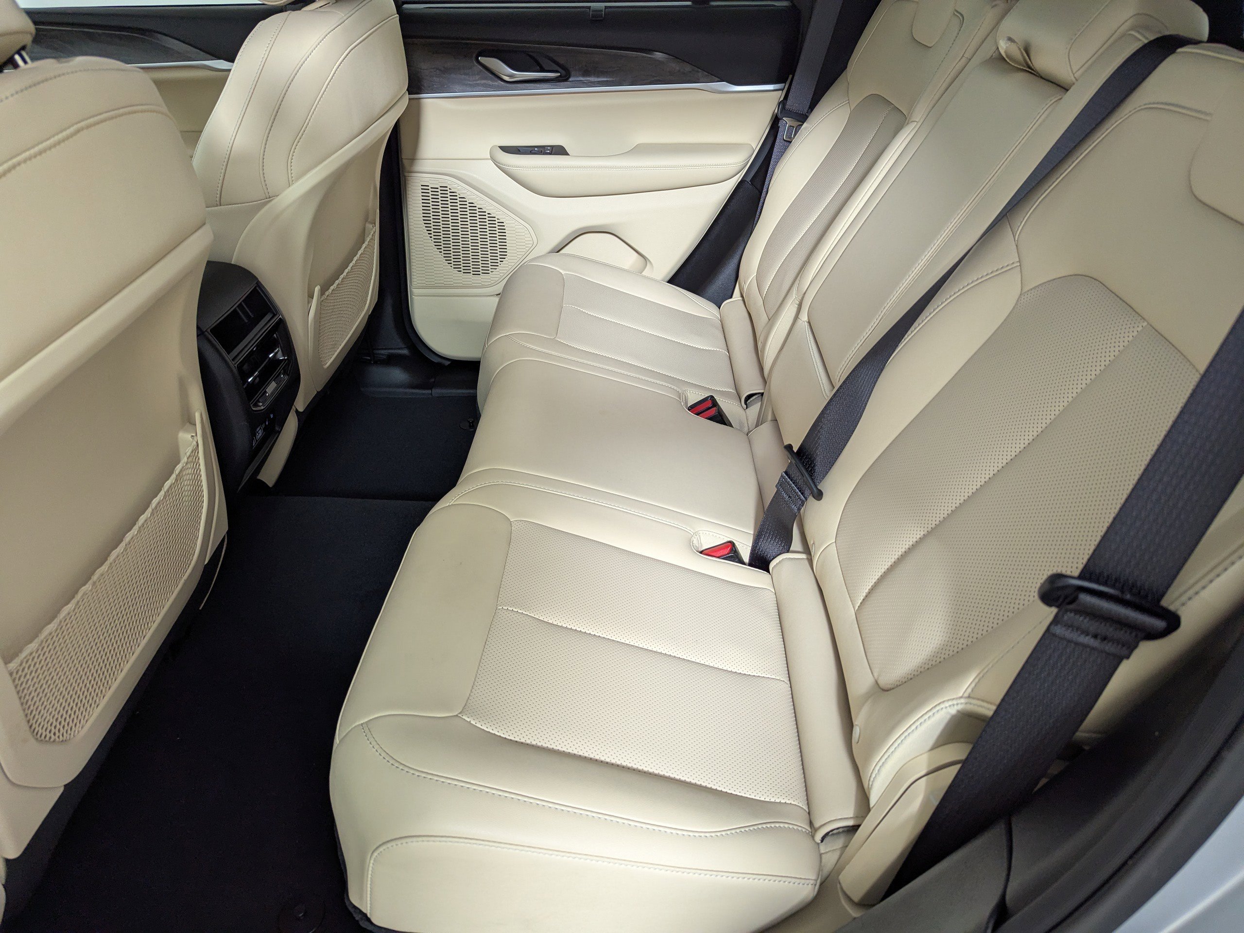 Used 2023 Jeep Grand Cherokee Limited w/ Luxury Tech Group II RWD image 28